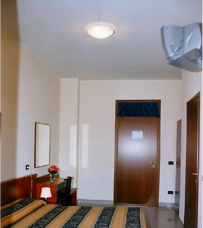 Quarto Triplo com Banheiro Compartilhado